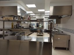 Cucina con attrezzatura professionale