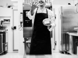 Chef con pane in mano all'interno di una cucina