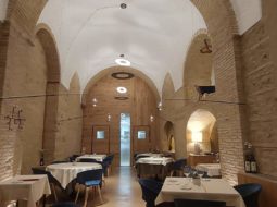 Sala da pranzo elegante con mattoni a vista
