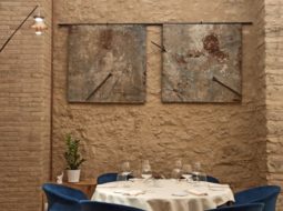 Tavolo elegante in sala da pranzo rustica con mattoni