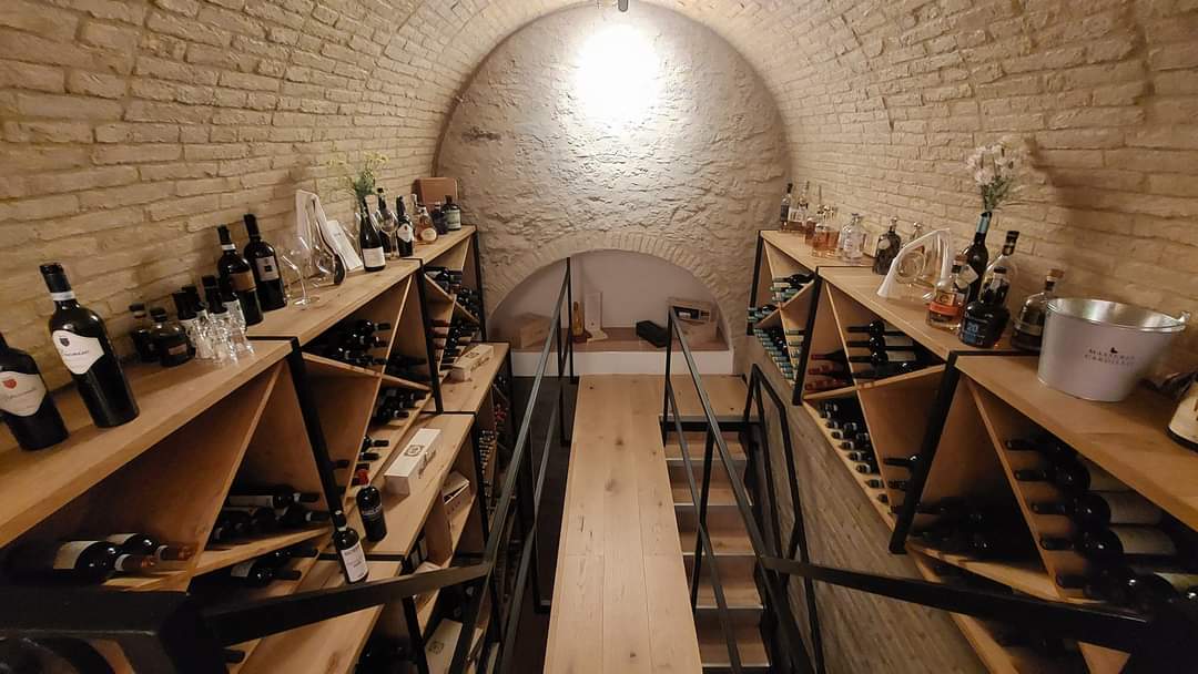 Cantina moderna ed elegante fornita di vini