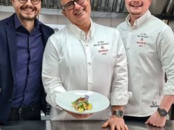 Brigata di cucina con alcuni ingredienti