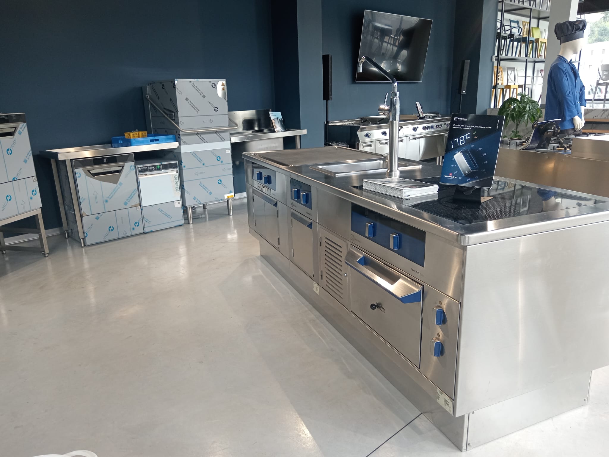 Sala espositiva con campioni di attrezzature professionali