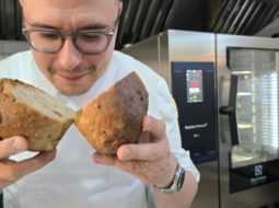 Chef controlla la cottura del pane