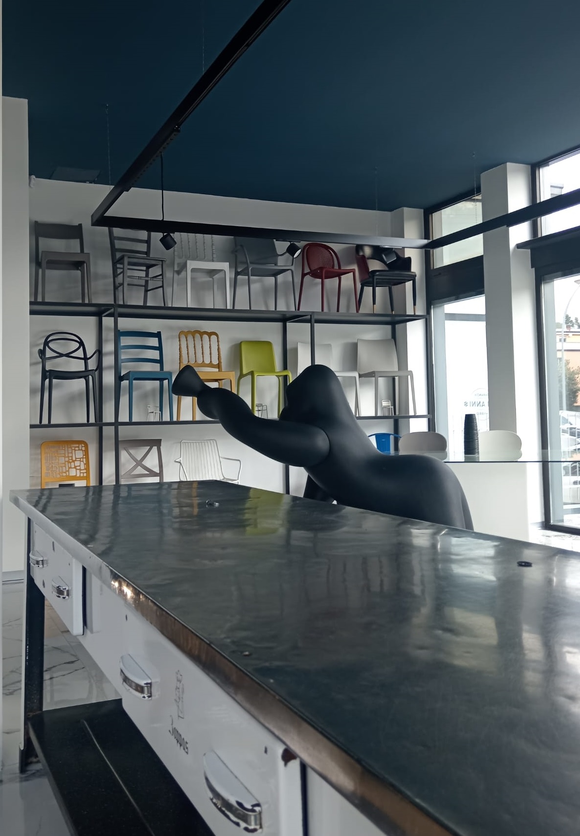 Sala espositiva con campioni di attrezzature professionali