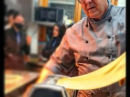 Chef stende la pasta