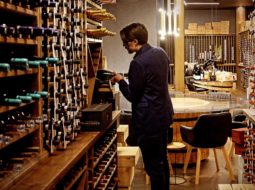 Cantina elegante e moderna fornita di vini