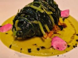 Piatto con verdure e fiori