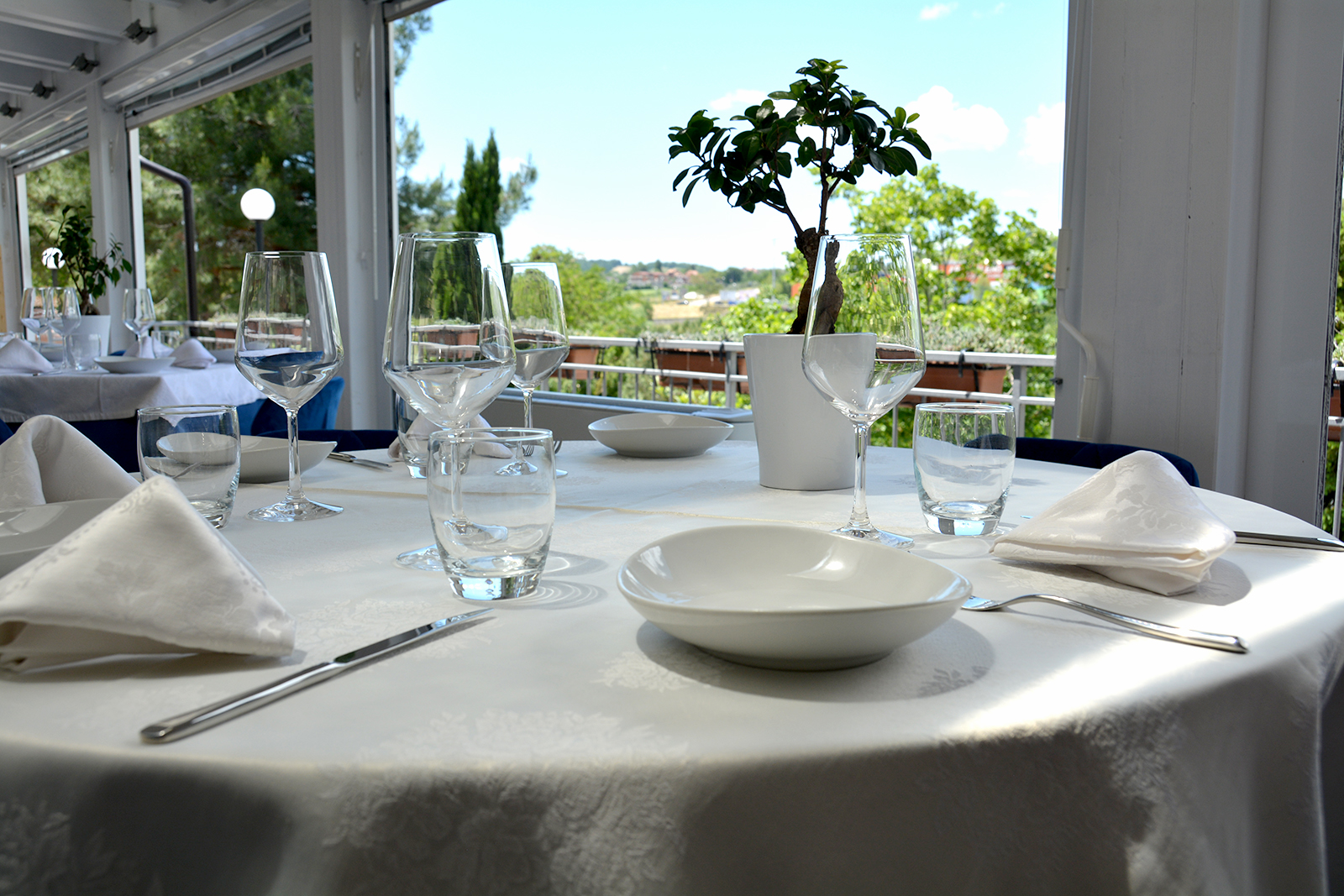 Sala da pranzo elegante con vista panoramica