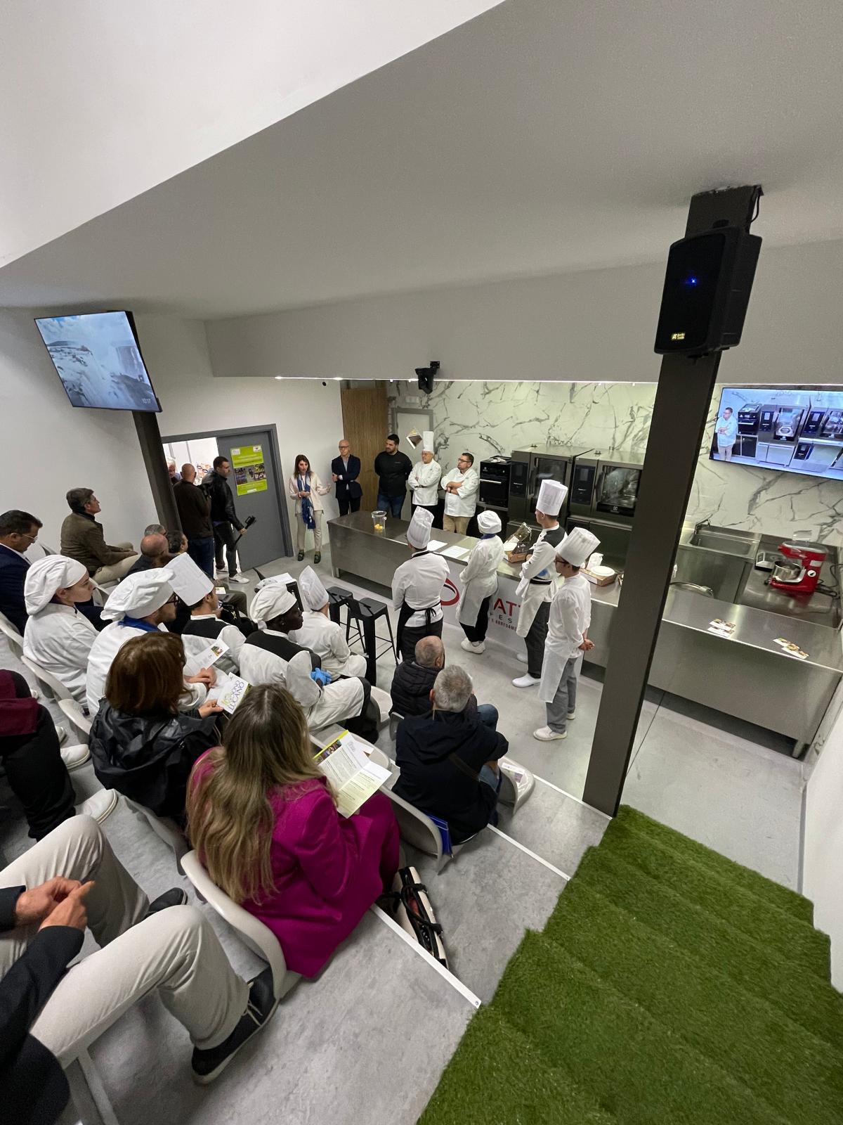 Sala cobegni con campioni di attrezzature professionali